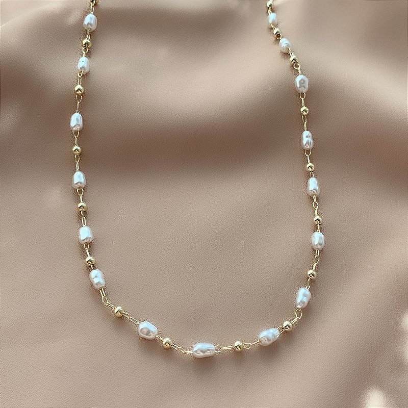 COLAR MINI PÉROLAS ORGÂNICAS E BOLINHAS FOLHEADO A OURO 18K⭐