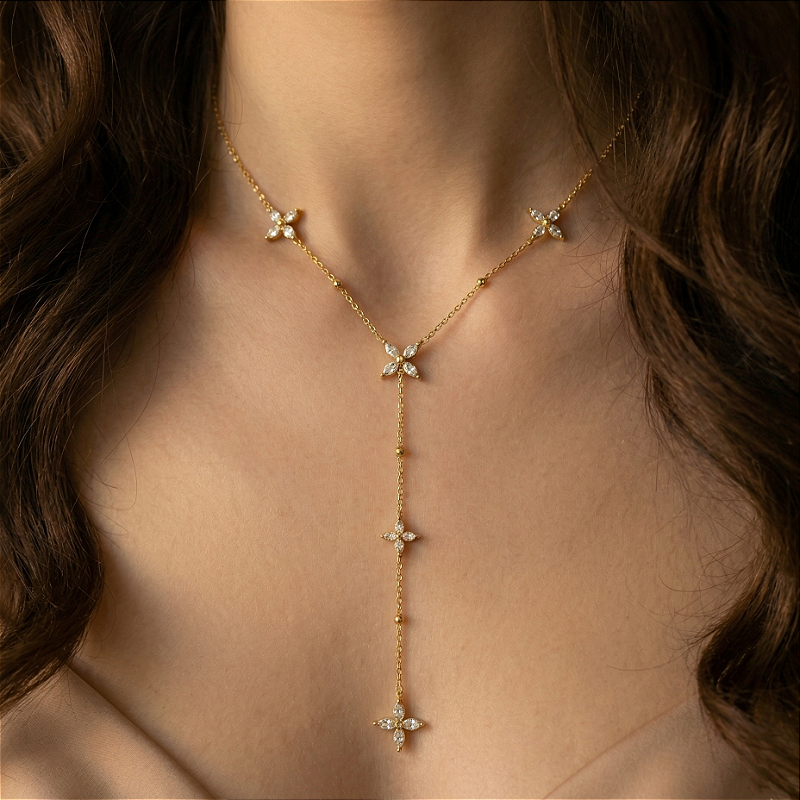 COLAR GRAVATINHA TREVOS ZIRCÔNIAS CRISTAIS DOURADO AÇO 316L⭐️