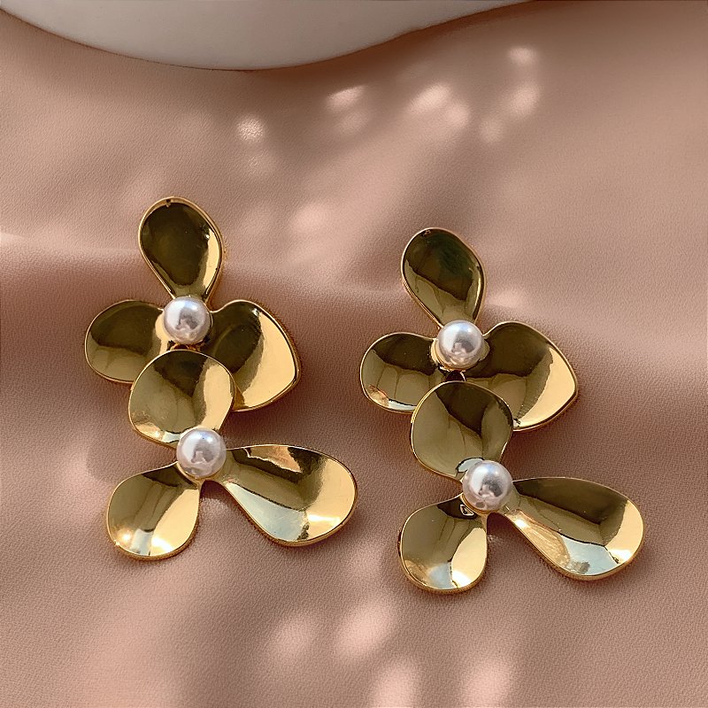 BRINCO FLOR DUPLA ASSIMÉTRICA BOTÃO PÉROLA DOURADO AÇO 316L⭐️
