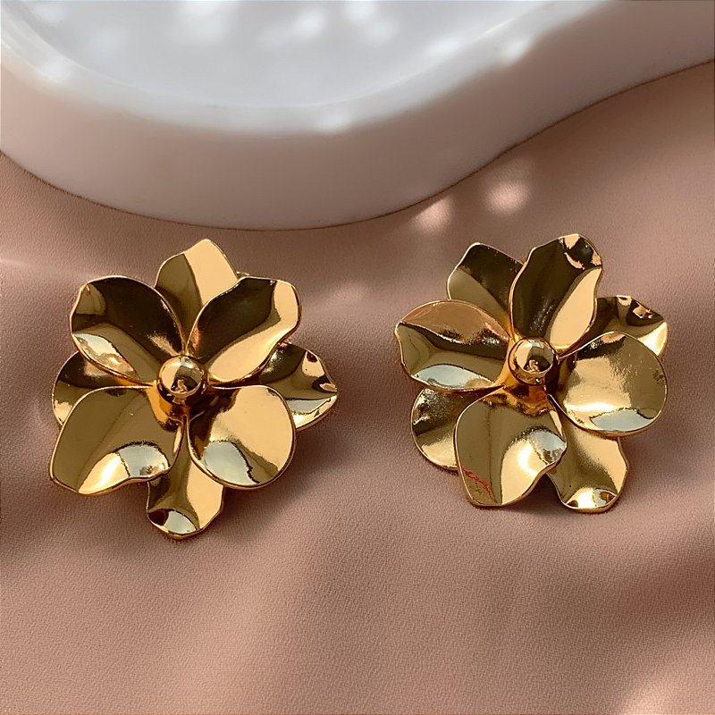 BRINCO FLOR PÉTALAS LISAS DOURADO AÇO 316L⭐️