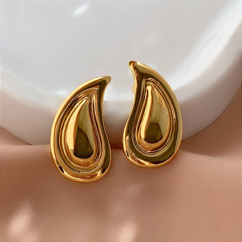 BRINCO VÍRGULA MEIO BOLEADO DOURADO AÇO 316L⭐️