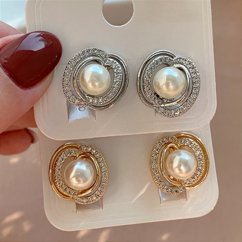 BRINCO DE PRESSÃO FIO LISO E ZIRCÔNIS MEIO PÉROLA BIJU