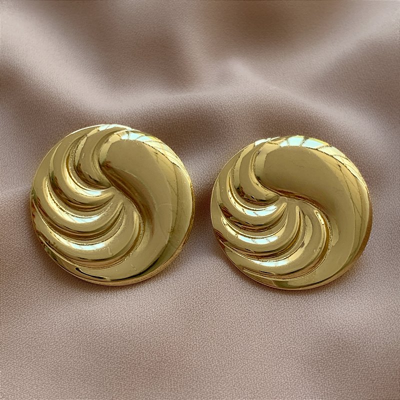 BRINCO REDONDO METADE LISO E METADE DESENHADO DOURADO AÇO 316L⭐️