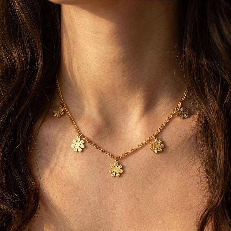 COLAR FLORES DELICADAS DOURADO AÇO 316L⭐️
