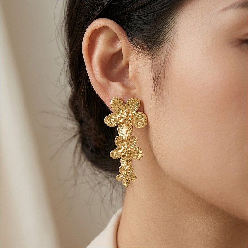 BRINCO FLOR FILEIRA DELICADA DOURADO AÇO 316L⭐️