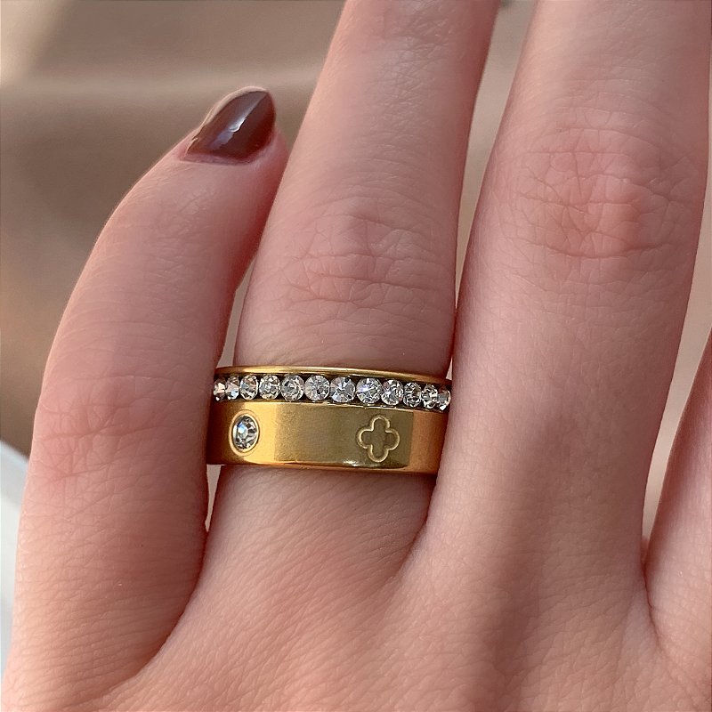 ANEL ALIANÇA GROSSA FILHEIRA DE ZIRCÔNIAS E TREVOS DOURADO AÇO 316L⭐️