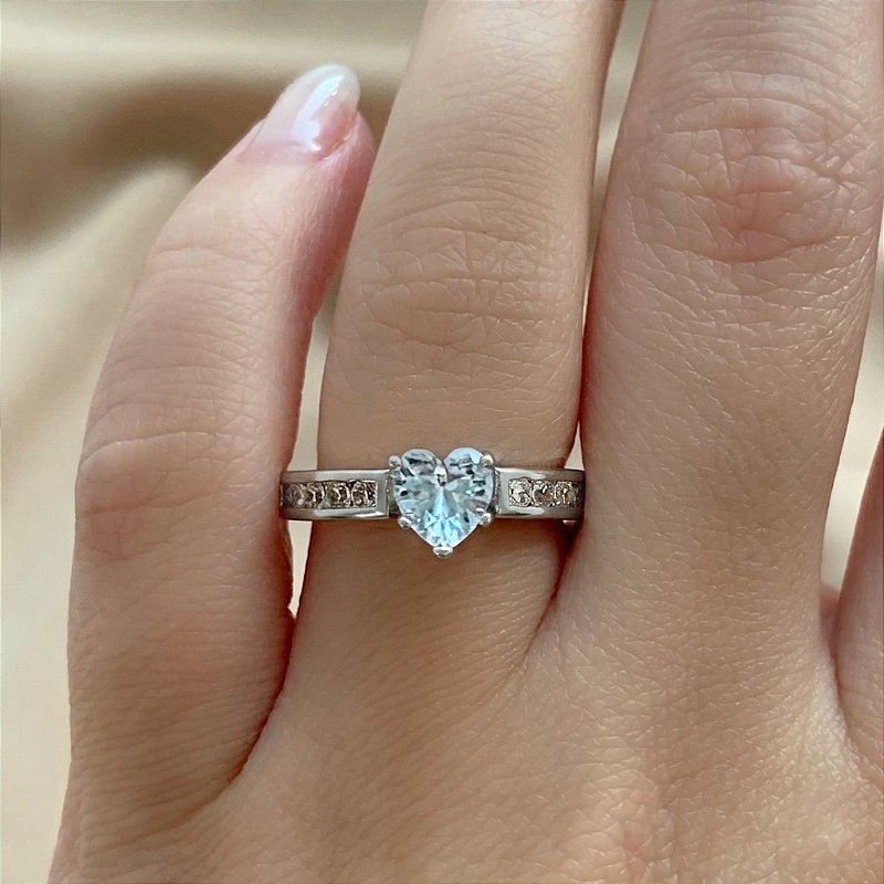 ANEL SOLITÁRIO CORAÇÃO COM ZIRCÔNIAS PRATEADO BIJU