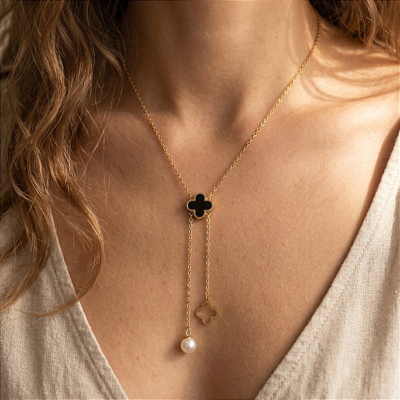 COLAR GRAVATINHA TREVO RESINADO PRETO COM PÉROLA PENDENTE DOURADO AÇO 316L⭐️