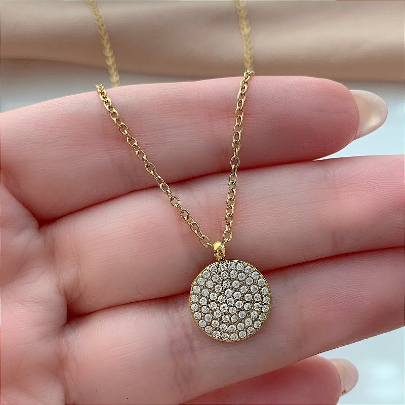 COLAR PINGENTE PLAQUINHA REDONDA ZIRCÔNIAS DOURADO AÇO 316L⭐️