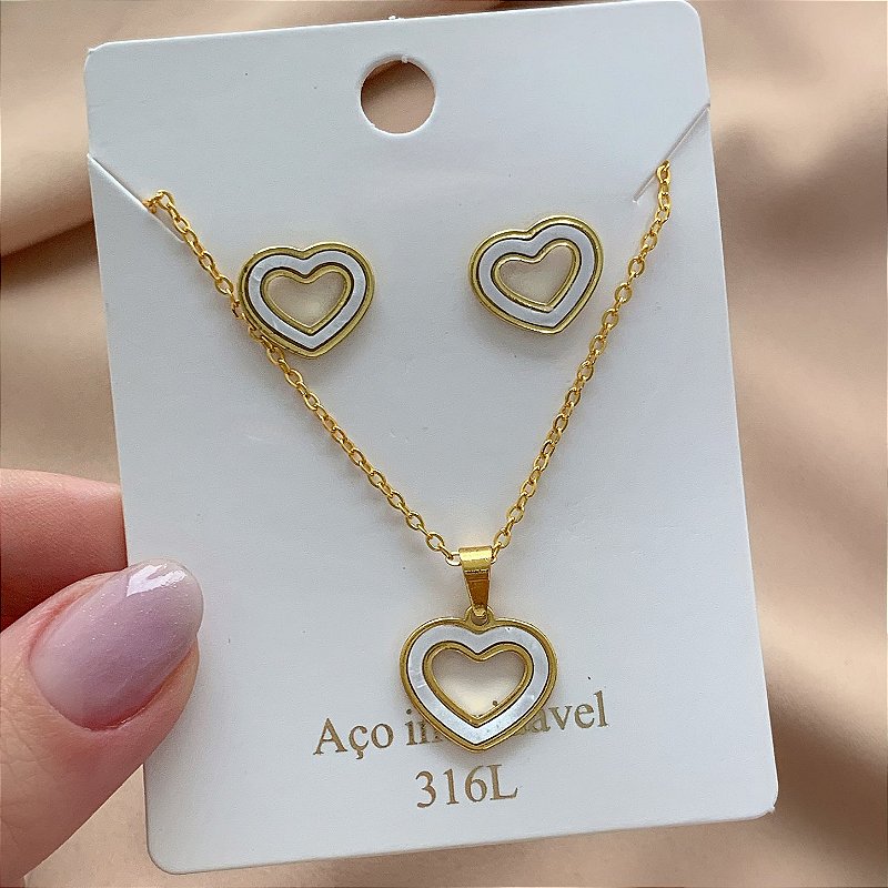 COLAR E BRINCO KIT CORAÇÃO VAZADO BORDA MADREPÉROLA DOURADO AÇO 316L⭐️