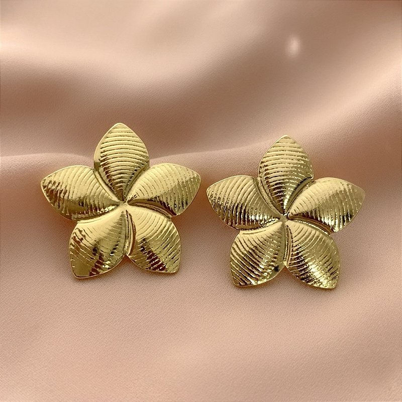 BRINCO FLOR RISCADA DOURADO AÇO 316L⭐️