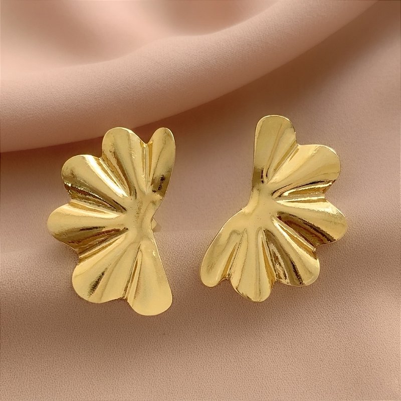 BRINCO MEIA FLOR LATERAL DOURADO AÇO 316L⭐️