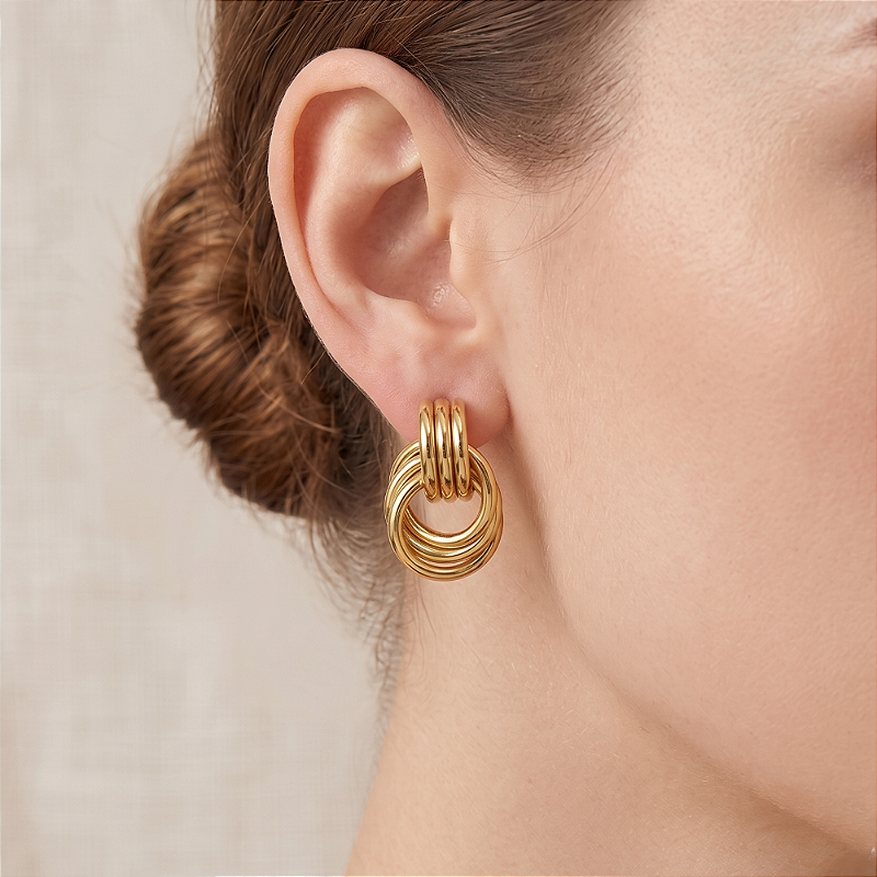 BRINCO TRÊS ELOS ENTRELAÇADOS DOURADO AÇO 316L⭐️