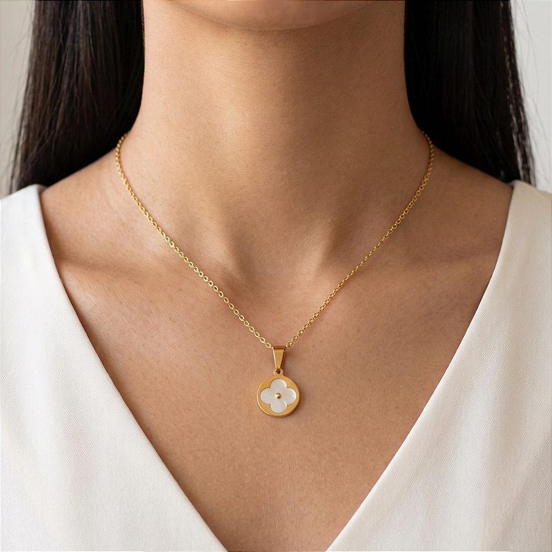 COLAR PINGENTE FLORZINHA MADREPÉROLA DOURADO AÇO 316L⭐️