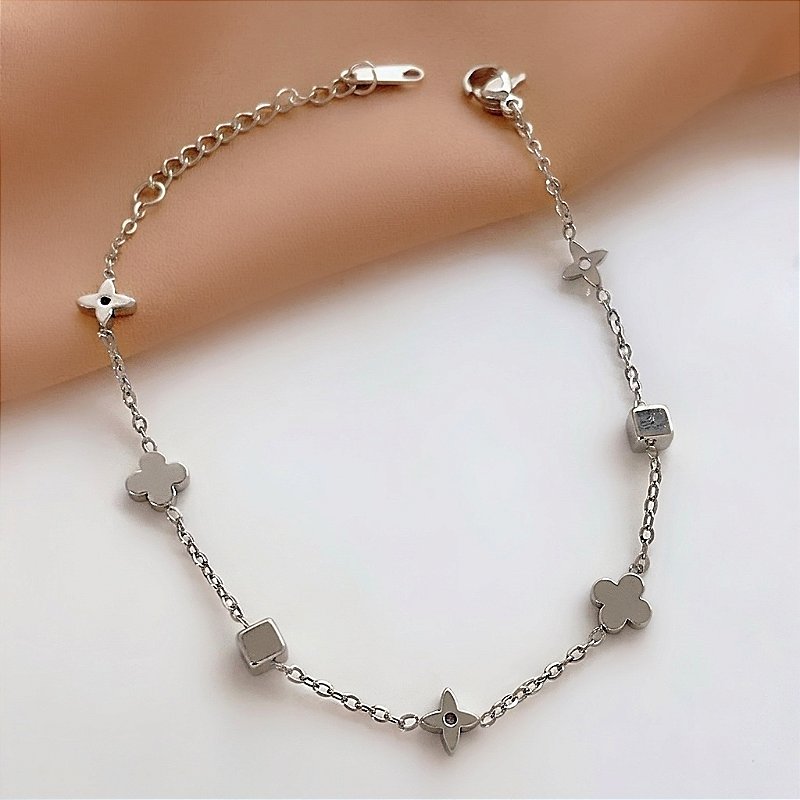 PULSEIRA DELICADA MINI TREVOS AÇO 316L⭐️