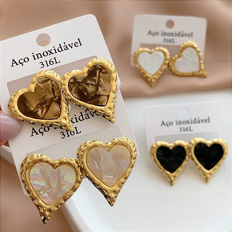 BRINCO CORAÇÃO BORDA TEXTURIZADA MADREPÉROLA DOURADO AÇO 316L⭐️