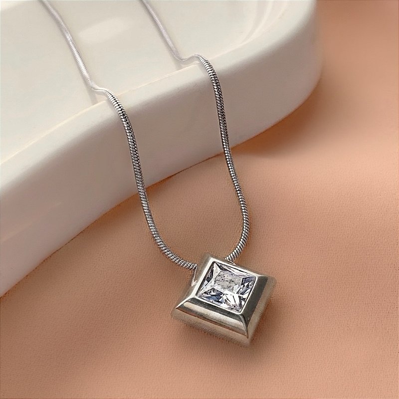 COLAR PINGENTE TRIÂNGULO COM PEDRA DE ZIRCÔNIA AÇO 316L⭐️
