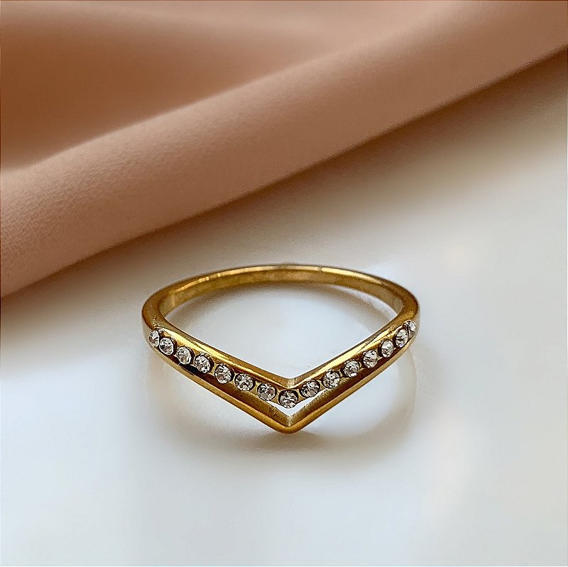 ANEL COM ZIRCÔNIAS PONTIAGUDO DOURADO AÇO 316L⭐️
