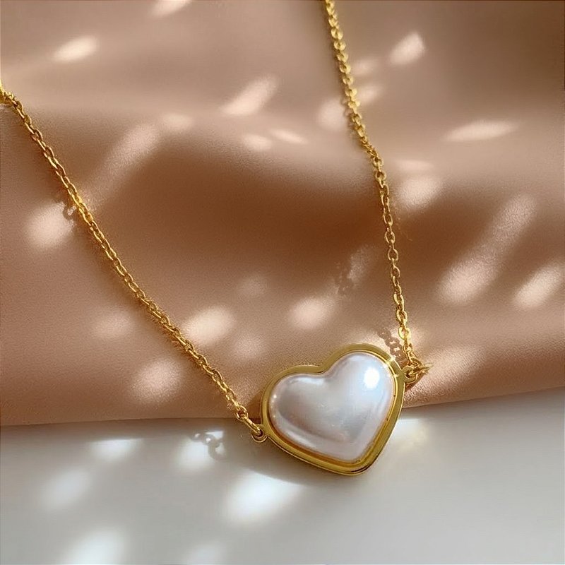 COLAR PINGENTE CORAÇÃO EM PÉROLA DOURADO AÇO 316L⭐️