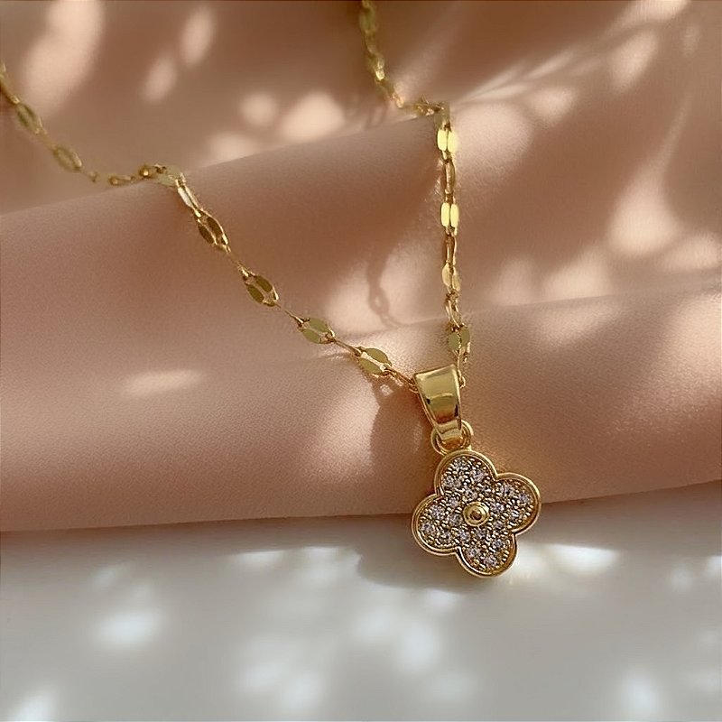 COLAR LONGO PINGENTE TREVO MINI ZIRCÔNIA DOURADO AÇO 316L⭐️