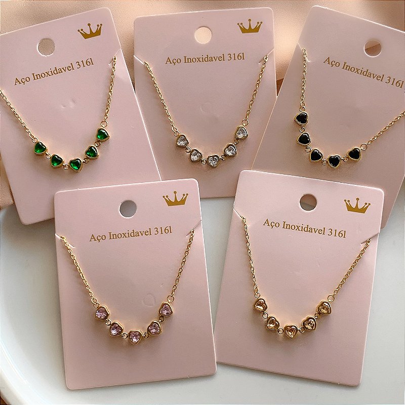 COLAR MINI CORAÇÕES ZIRCÔNIAS COLOR DOURADO AÇO 316L PREMIUM⭐️