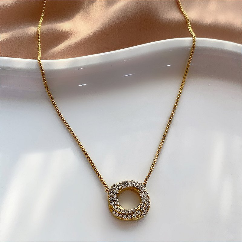 COLAR PINGENTE CÍRCULO CRAVEJADO ZIRCÔNIAS DOURADO AÇO 316L⭐️