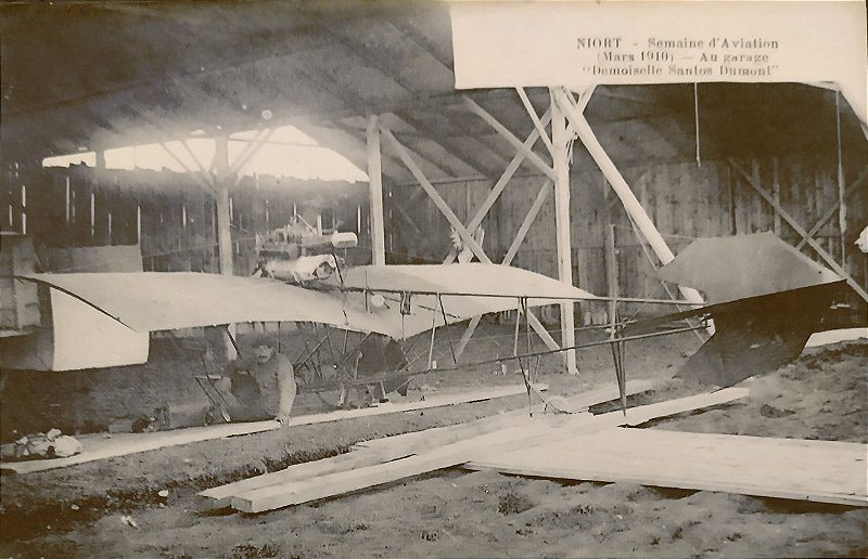 SANTOS DUMONT - Cartão Postal Antigo Original, Aeroplano Demoiselle na Garagem em Niort, Semana da Aviação em 1910