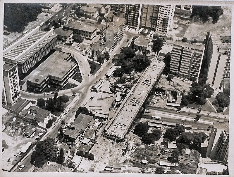 São Paulo, Av. Paulista e Construção do Viaduto São Carlos do Pinhal. Fotografia original de 1971