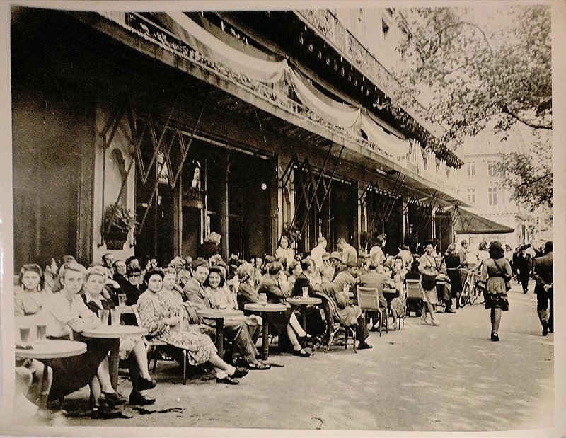II Guerra Mundial – Fotografia original antiga titulada `Os cafés estão abertos novamente em Paris`