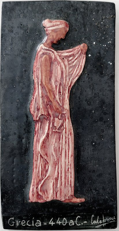 Domenico Calabrone - Rara Placa Cerâmica em Relevo Assinada, Traje Feminino, Moda na Grécia em 440 a.C