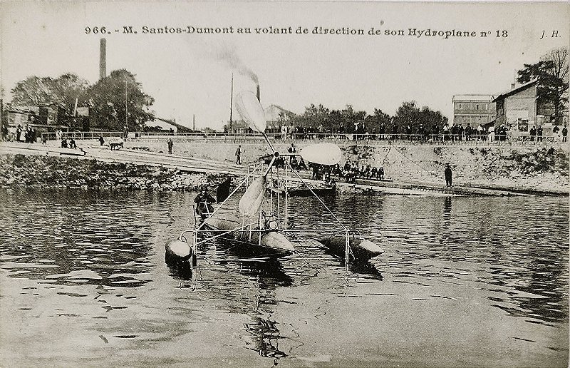 Aviação - Santos Dumont na Direção de seu Hidroplano nº 18 – Cartão Postal Antigo Original