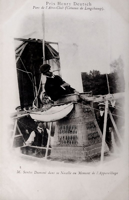 Aviação - Santos Dumont - Cartão Postal antigo,o aviador dentro da cesta no momento da aparelhagem para o Premio Henry Deutsch