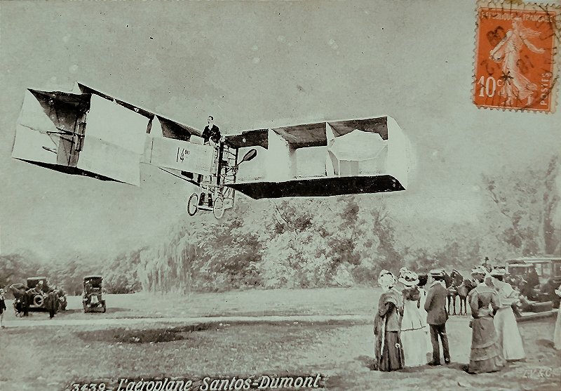 Aviação - Santos Dumont no Controle do 14 Bis em Pleno Vôo - Cartão Postal antigo original