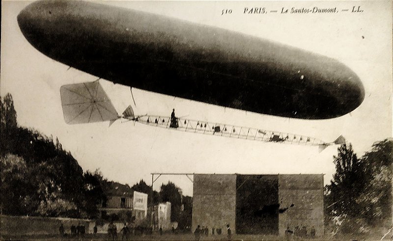 Santos Dumont e seu Dirigível sobre Paris, Cartão postal antigo original, Circulado 1907