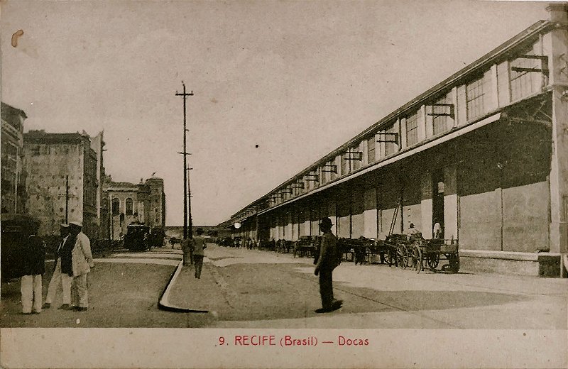 Pernambuco - Recife, Docas - Pessoas, Carroças e Bondes - Cartão Postal Antigo