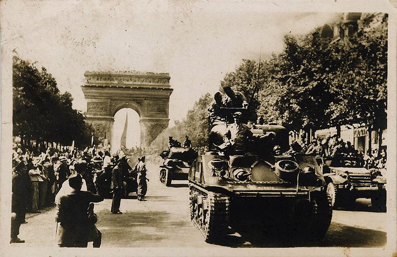 II Guerra - Libertação de Paris, Tanques da Divisão Leclerc - Cartão Postal Antigo Original