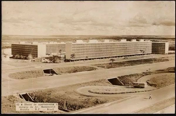 Brasilia - Blocos de Apartamentos na Av. Monumental com Onibus, Cartão Postal Antigo Original