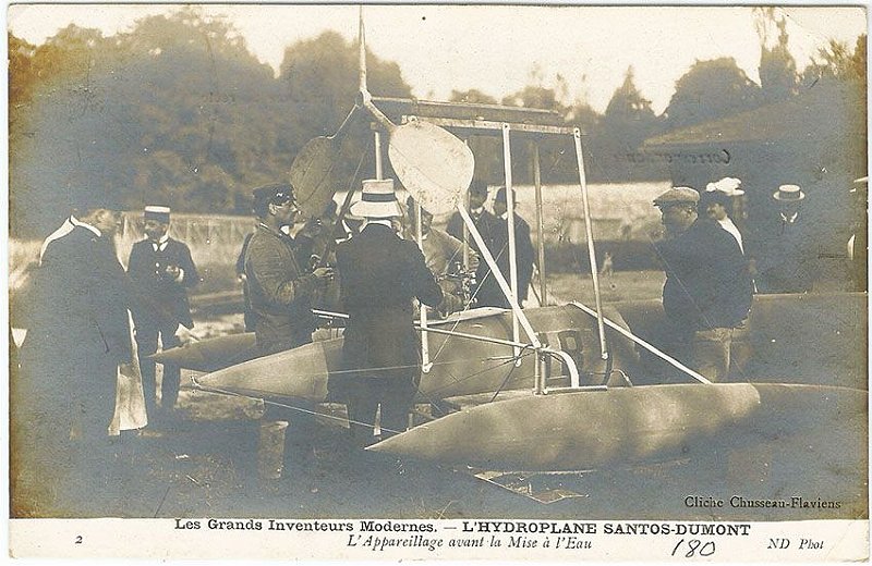 Santos Dumont (de costas) - Apresentação em Exposição do Hydroplano Antes do Lançamento à Água