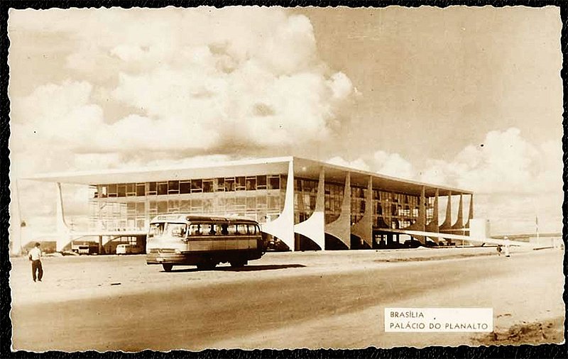 Brasília -  Onibus em Frente ao Palácio do Planalto - Cartão Postal Fotográfico Antigo Original
