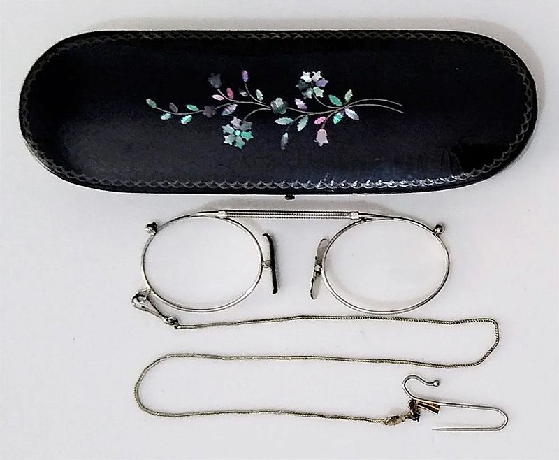 Óculos Antigos Pince Nez Prata com Estojo Original de Papier Mache