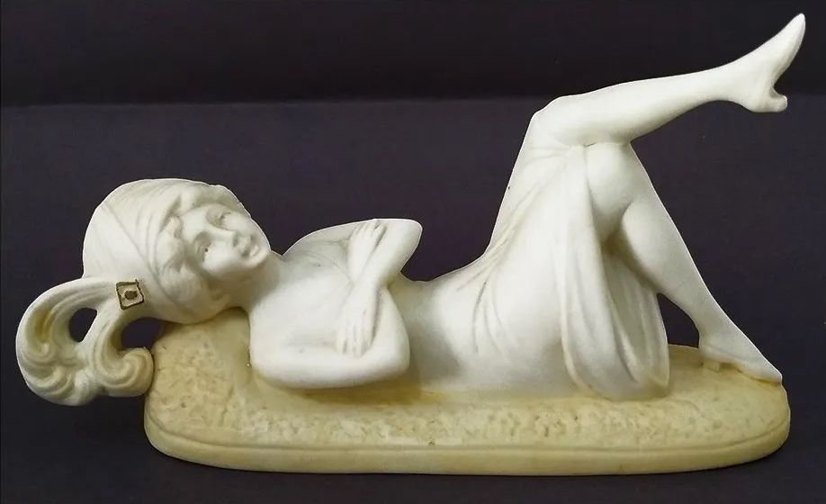 Antiga Escultura em Porcelana Biscuit, Figura Feminina, Melindrosa