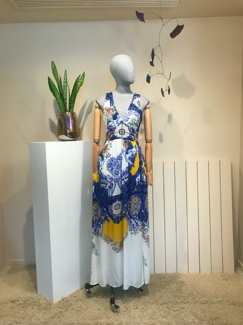 ADRIANA BARRA / A. FARRA Vestido longo branco estampa azul flores estilo  D&G tamanho P - Second Hand / Brecho