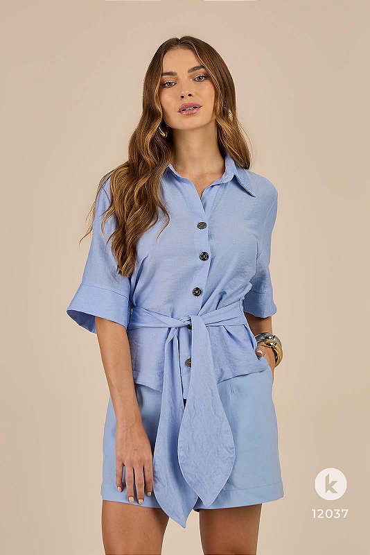Conjunto alfaiataria azul céu shorts e camisa M Kimika