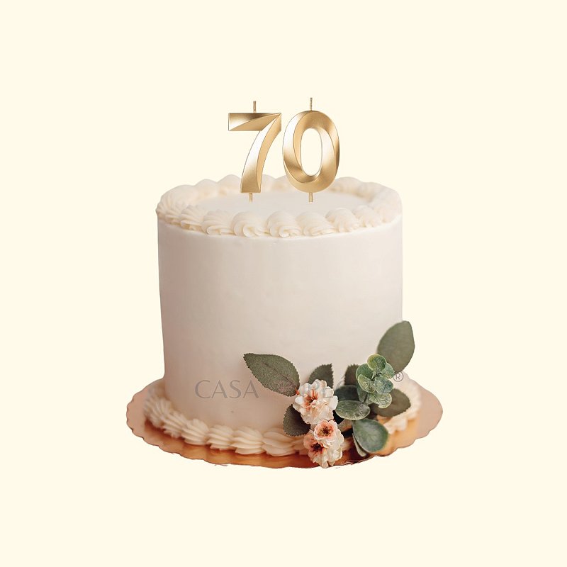 Lindo bolo de aniversário de 70 anos em suporte dourado