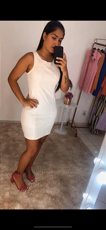 vestido branco curto com decote