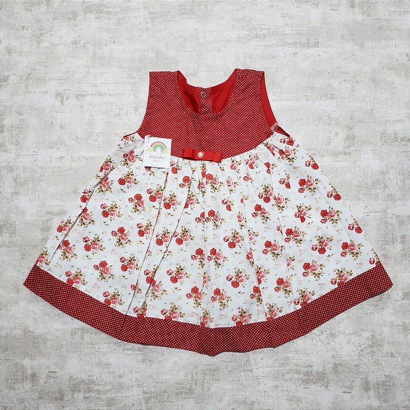 vestido branco com laço vermelho