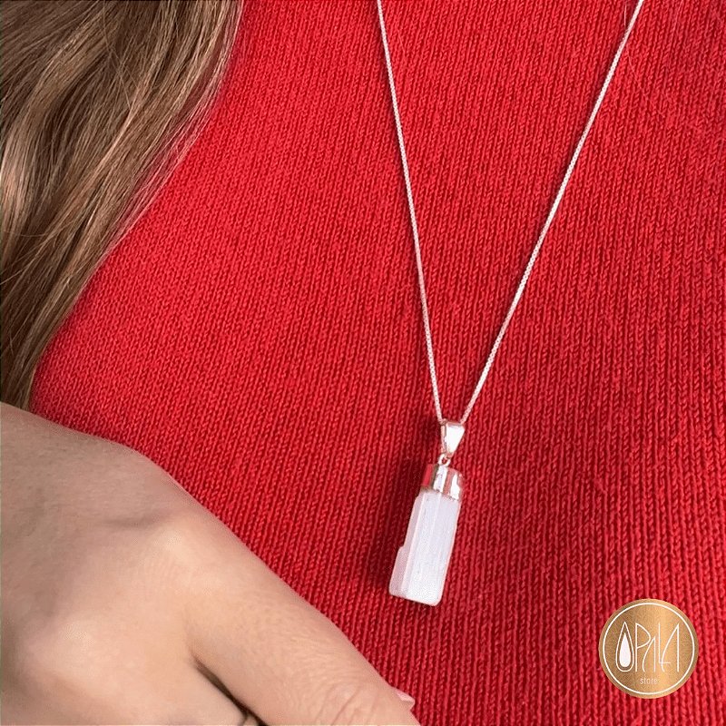 Pingente Selenita Banhado em Prata em uso com cordão preto, acessório Opala Store em contexto lifestyle