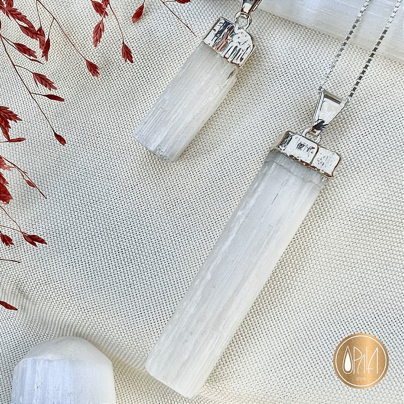 Pingente Selenita Banhado em Prata, Opala Store, cristal natural branco-translúcido em armação metálica prateada com cordão preto