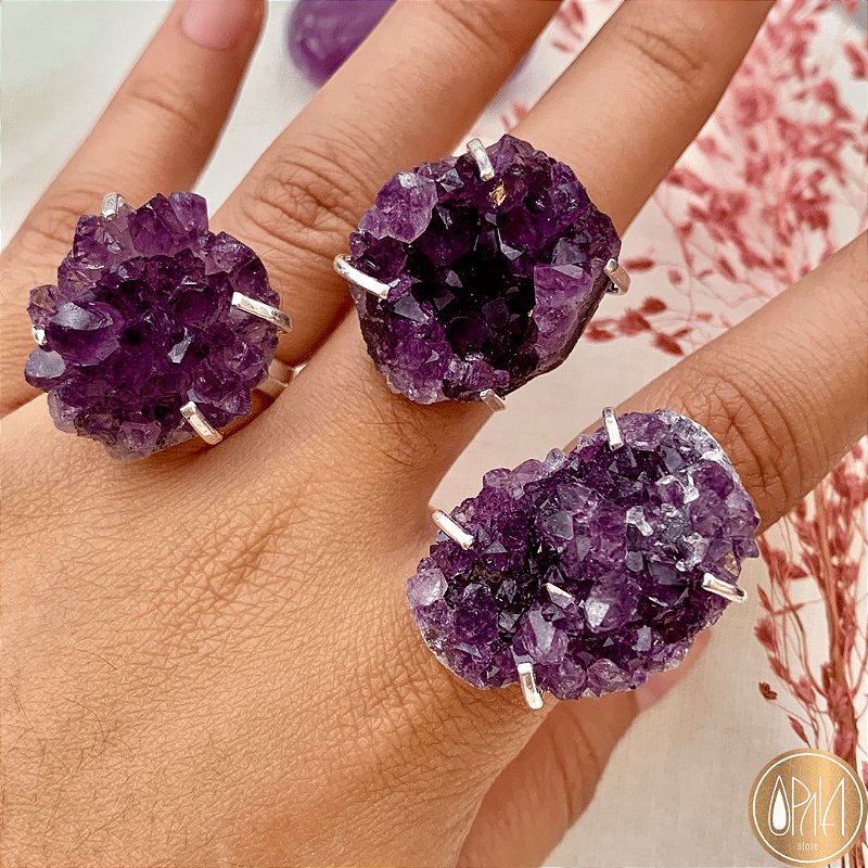 Anel Drusa Ametista Banhado em Prata, cristal natural roxo em aro prateado regulável, Opala Store, fundo claro close frontal