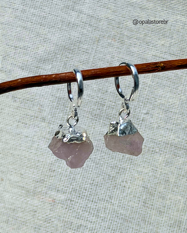 Detalhe do fecho click do brinco banhado a prata com quartzo rosa, sem tarraxa, Opala Store